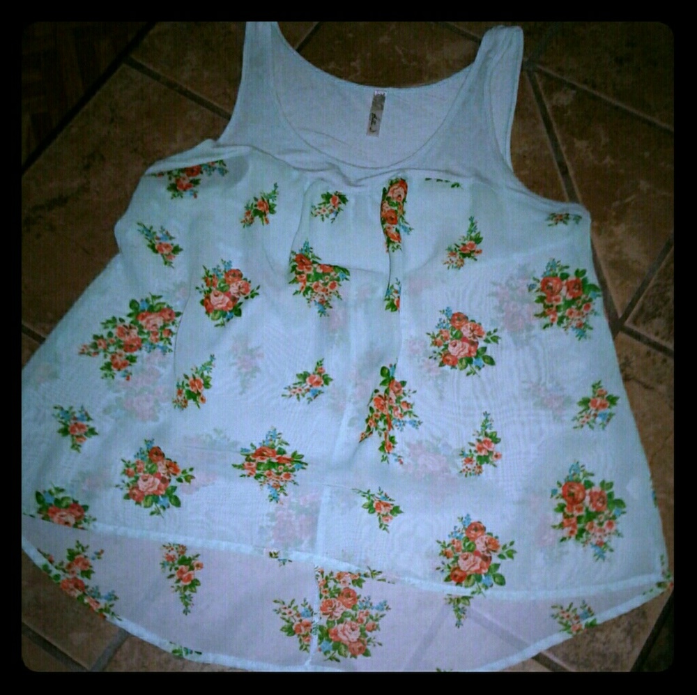 🎉4 for $15🎉Bella D semi sheer flowy flower tank!